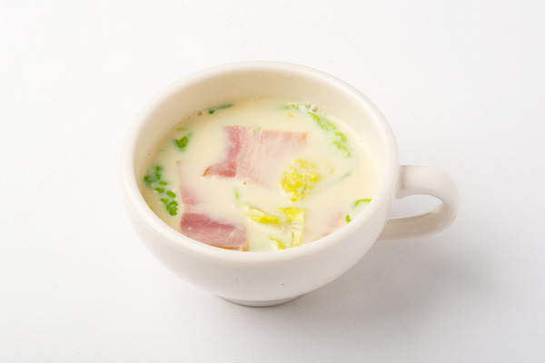 白菜とベーコンの豆乳スープの写真